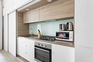 Køleskab, mikrobølgeovn, ovn, kogeplade