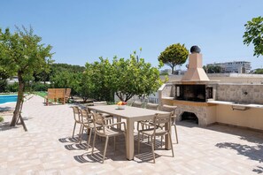 Outdoor dining - Villa Emerald (C674+XFP Sgourou, Greece)