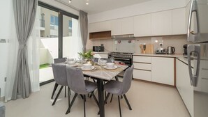 Wasserkocher mit Kaffee-/Teezubehör, Kühlschrank, Mikrowelle, Ofen