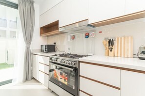 Køleskab, mikrobølgeovn, ovn, kogeplade