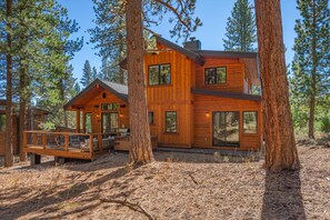 Exterior - Luxury Family Getaway~Hot Tub~Gray's Crossing (Truckee)