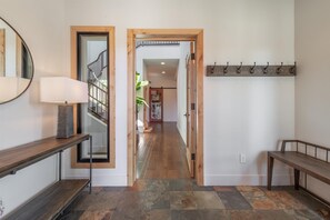 Interior - Luxury Family Getaway~Hot Tub~Gray's Crossing (Truckee)