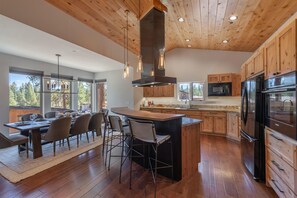 Fridge, microwave, oven, stovetop - Luxury Family Getaway~Hot Tub~Gray's Crossing (Truckee)