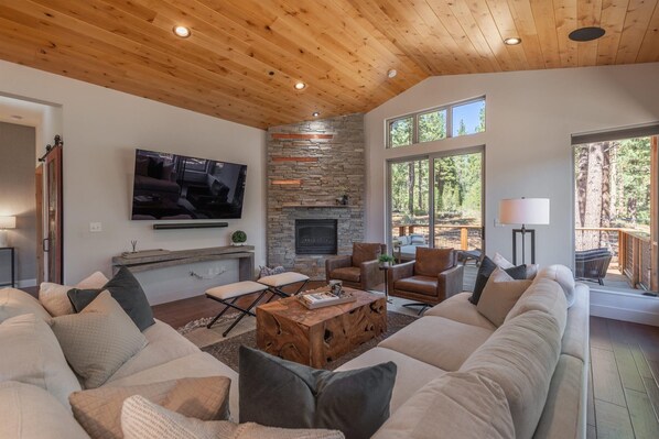 TV, fireplace - Luxury Family Getaway~Hot Tub~Gray's Crossing (Truckee)
