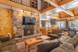 TV, fireplace, books - West Donner Lake~Pet Friendly~Walk to Lake (Truckee)