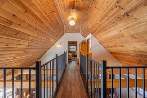 Interior - West Donner Lake~Pet Friendly~Walk to Lake (Truckee)