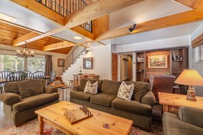 TV, fireplace, books - West Donner Lake~Pet Friendly~Walk to Lake (Truckee)