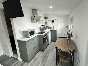 Estudio | Cocina privada | Refrigerador, microondas, horno y parrilla de estufa