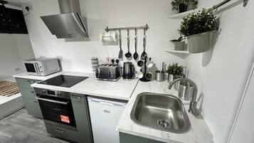 Studio | Private kitchen | Fridge, microwave, oven, stovetop