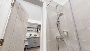 Ein modernes Badezimmer mit Dusche, Toilette und Waschbecken.