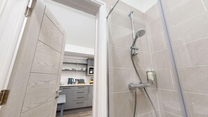 Shower - Bicester Court Lodge The Bure Room | Bicester Holiday Let | 1 Bed & Sleeps 2 (Bicester)