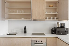 Réfrigérateur, micro-ondes, four, plaque de cuisson