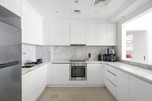 Fridge, microwave, oven, stovetop - StoneTree - Luxury 1 BR - Beach Access (Palm Jumeirah)