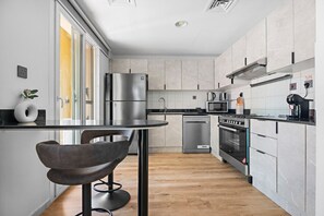 Køleskab, mikrobølgeovn, ovn, kogeplade