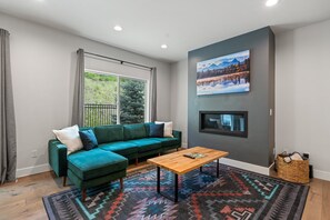 Een smart-tv en een open haard