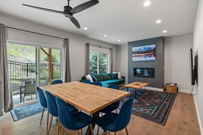 Smart TV, fireplace