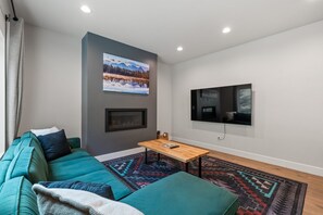 Een smart-tv en een open haard