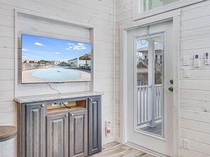 Interior - Community Pool, In Town, Dog Park,Wifi, Hammock Park! 5 Minutes to the Beach! (Port Aransas)