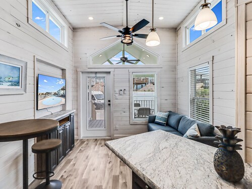 Tequila Sunrise- Pool, In Town, Dog Park, Wifi, Hammocks! Close to the Beach!