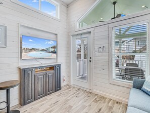 TV - Community Pool, In Town, Dog Park,Wifi, Hammock Park! 5 Minutes to the Beach! (Port Aransas)