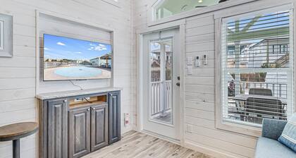 Community Pool, In Town, Dog Park,Wifi, Hammock Park! 5 Minutes to the Beach!