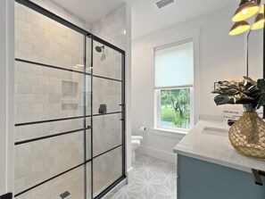 淋浴设施、吹风机、毛巾