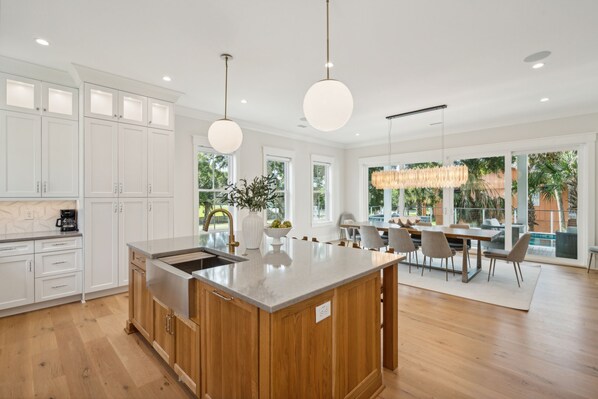 冷蔵庫、電子レンジ、オーブン、コンロ