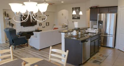 Relax & Recharge: Modern 3 Bedroom retreat near Downtown & San Marcos Outlets