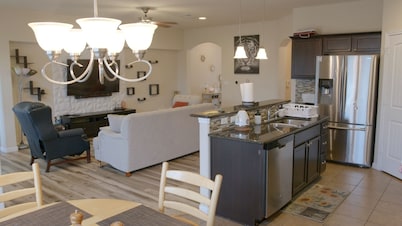 Relax & Recharge: Modern 3 Bedroom retreat near Downtown & San Marcos Outlets