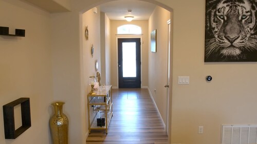 Relax & Recharge: Modern 3 Bedroom retreat near Downtown & San Marcos Outlets