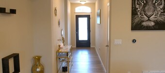 Relax & Recharge: Modern 3 Bedroom retreat near Downtown & San Marcos Outlets
