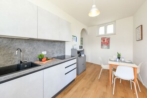 Fridge, microwave, dishwasher, coffee/tea maker