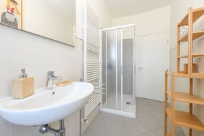 Douche, sĂšche-cheveux, bidet, serviettes fournies