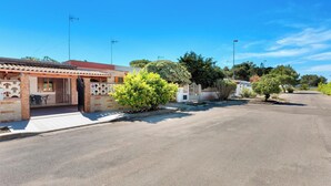 A residential street with houses, a clear sky, and a well-maintained lawn. - 3922 Villino Gioiellino by Barbarhouse (Melendugno)