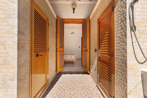 A narrow hallway with wooden doors and a tiled floor, leading to a room with a bed. - 3922 Villino Gioiellino by Barbarhouse (Melendugno)