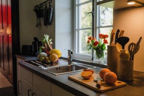 Réfrigérateur, four, lave-vaisselle, cafetière/bouilloire