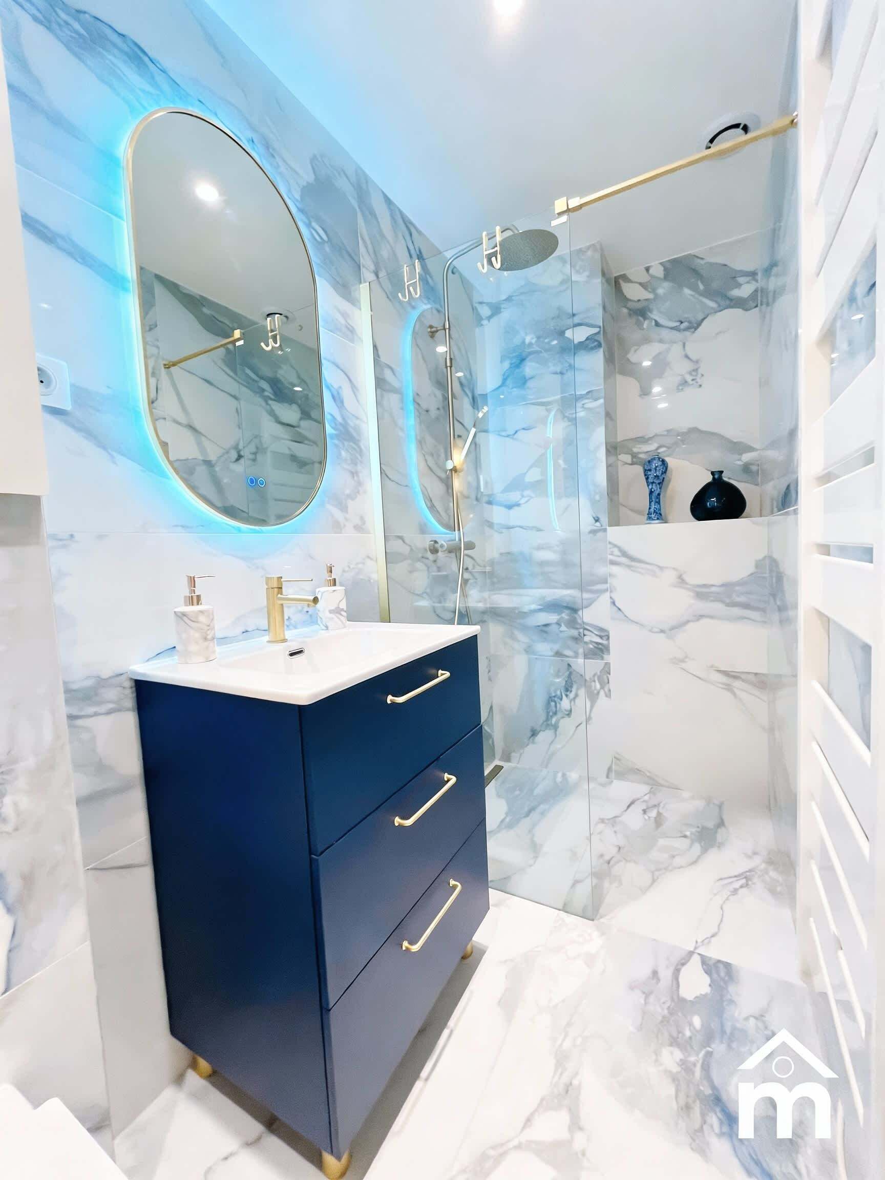 Een douche, een haardroger, handdoeken, shampoo