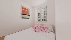 Una camera da letto con un letto, una finestra e un quadro appeso al muro.