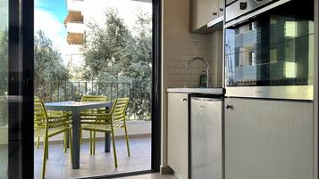 Refrigerador, horno, parrilla de estufa y cafetera y tetera