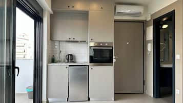 Frigorífico, horno, placa de cocina y cafetera o tetera