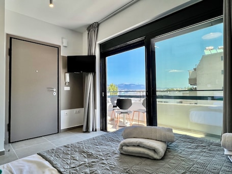 9 bedrooms, in-room safe, desk, iron/ironing board. M&M Entire private building with jacuzzi/rooftop