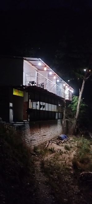 Fachada da propriedade à noite