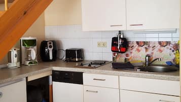 Køleskab, kogeplade, kaffe-/temaskine, elkedel