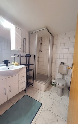 Doccia, asciugamani, sapone, carta igienica