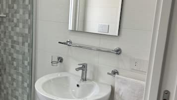 Dusche, Haartrockner, Bidet, Handtücher