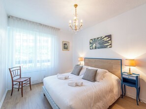 3 quartos, ferros/tábuas de passar roupa, roupa de cama