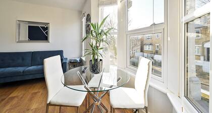 Spacious 2-Bed Apartment, Sleeps 8 in Leyton E10