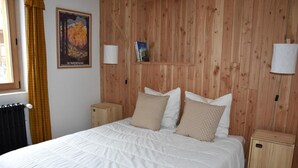 Unclassified image, 5 of 18, button - 2nd floor, fireplace or stove, tv, ski locker, 160m², Pralognan-la-Vanoise (Pralognan-la-Vanoise)