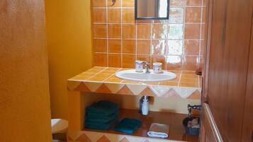 Regadera, secadora de cabello, toallas, jabón