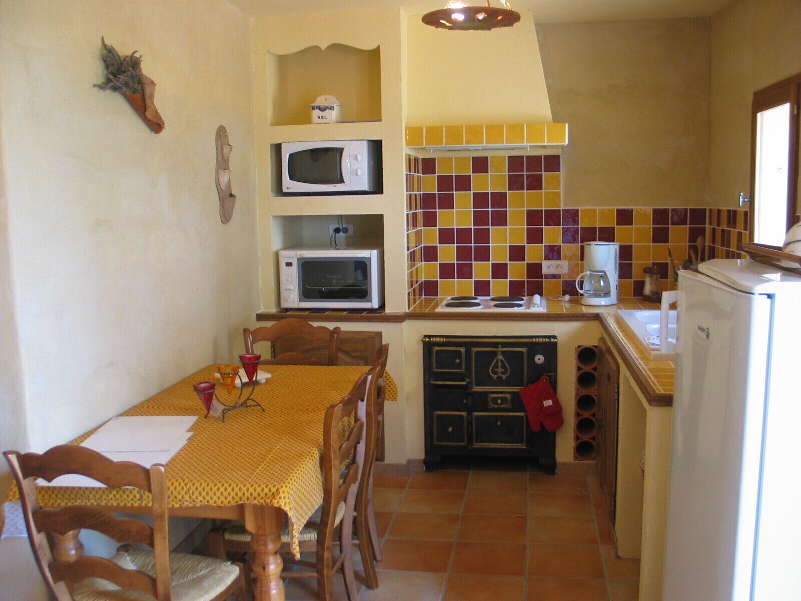 Réfrigérateur, micro-ondes, plaque de cuisson, cafetière/bouilloire